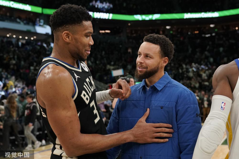 足球赛场上 足球赛场上